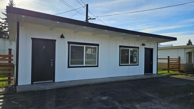 Building Photo - Tacoma/ Parkland Updated Studio