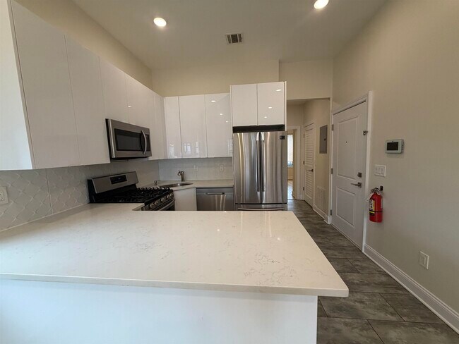 Photo - 84 Van Wagenen Ave Unidad 3L