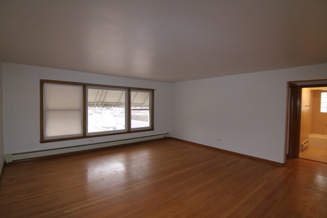 Photo - 3555 N Neva Ave Unidad 3N