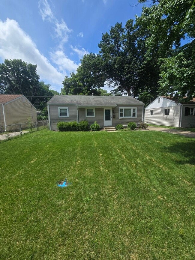 Building Photo - 3 Bedroom 1 Bathroom 1250.00 Rental