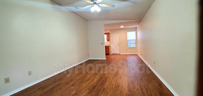 Photo - 425 Pine Crescent Way