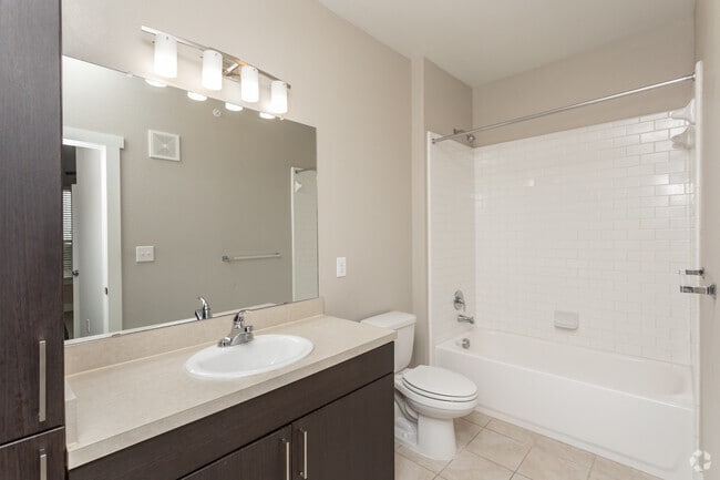 2HAB, 2BA - 1038SF Cuarto de baño - Vista Pointe at Wild Pines