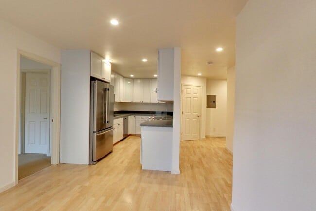 Building Photo - 205 Collins St Unit 5