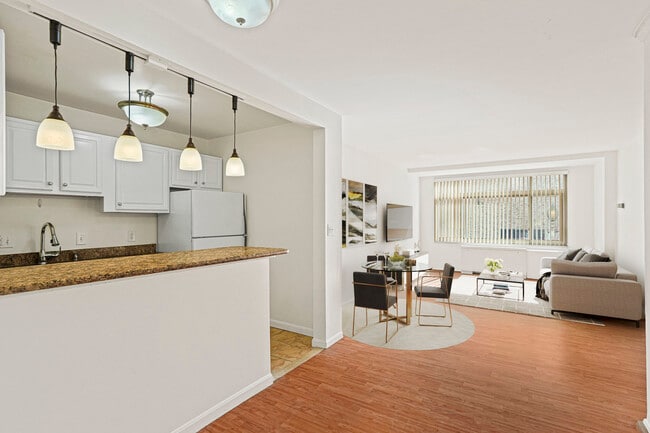 Sun drenched unit ! - 2401 H St NW Unit 202