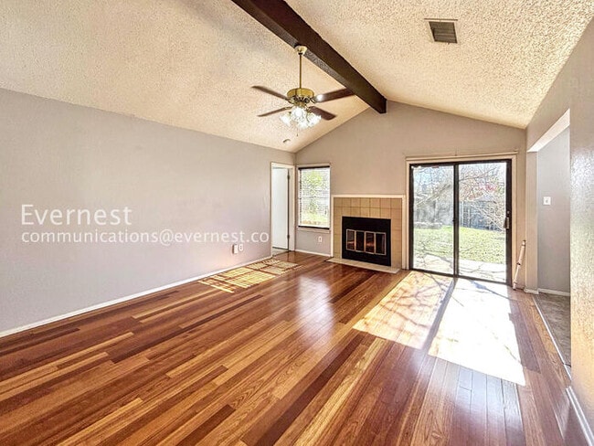 Photo - 915 Pyegrave Pl