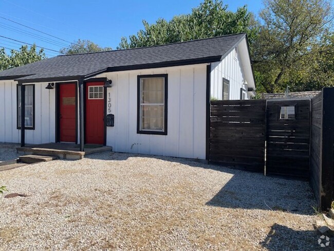 Building Photo - Stand alone home with all around yard space