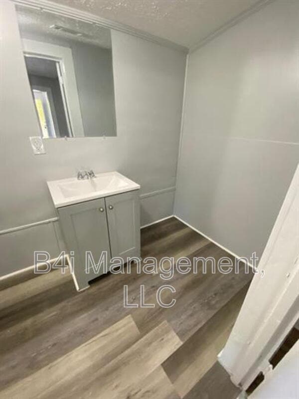 Building Photo - 110 W Mitchell St Rental