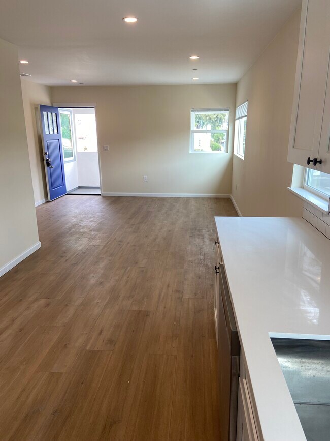 Living room - 3118 W 48th St Unit 6