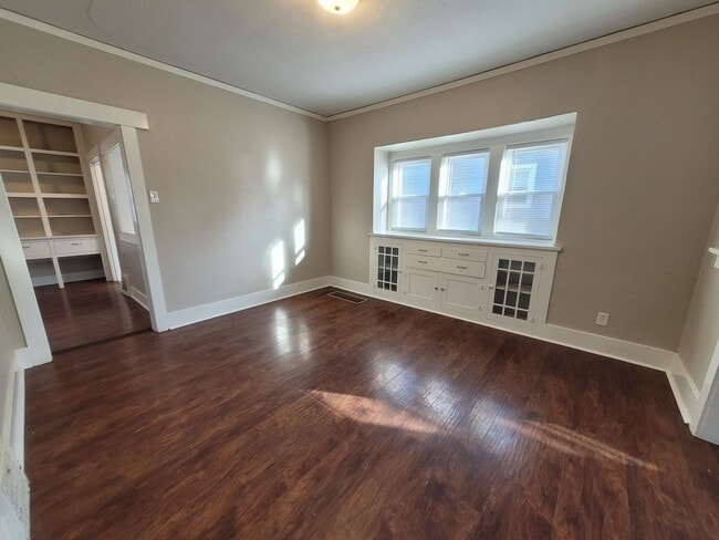 Building Photo - 2 Bedroom, 1 Bathroom Home with Detached G...