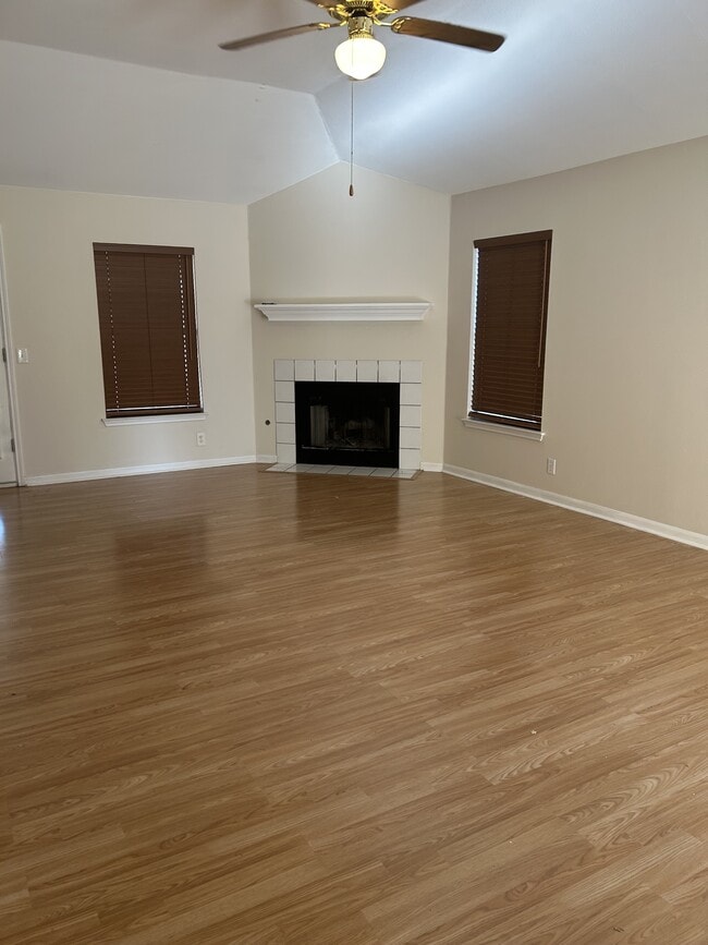 Photo - 210 Bailey Loop