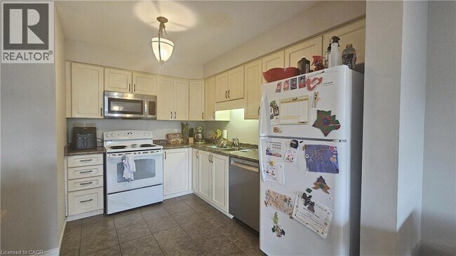 Photo - 216 Featherstone Crescent