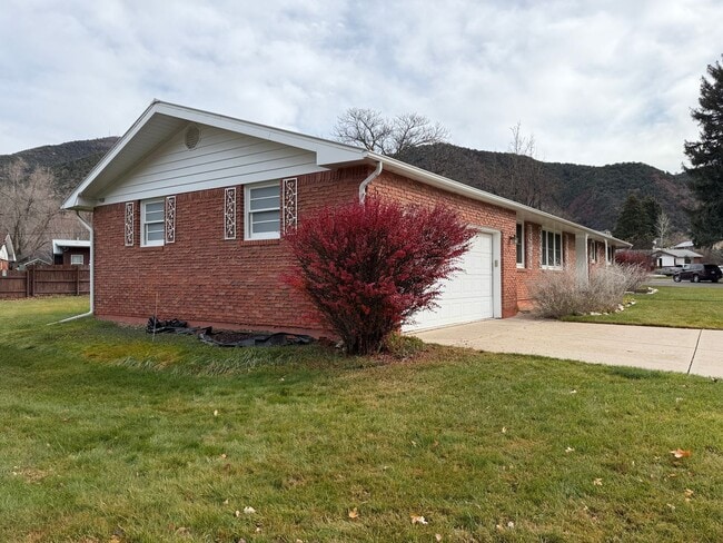 Photo - 2 Bedroom 2 Bath Home with 2 Car Garage in Glenwood Springs