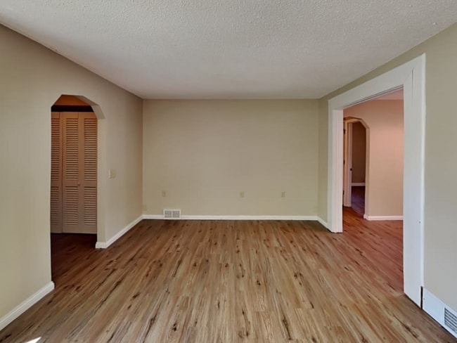 Photo - 8503 Goodhue St NE