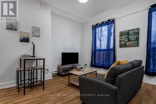 Photo - 610 King St E