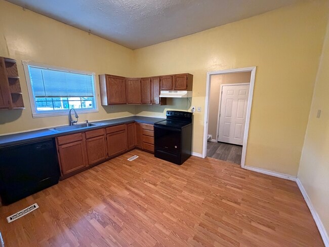 1606 N Elm St
