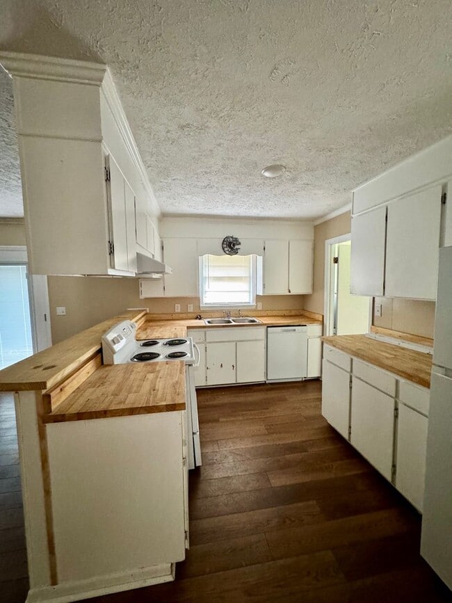 Photo - 4 Bed 2 Bath Brick House