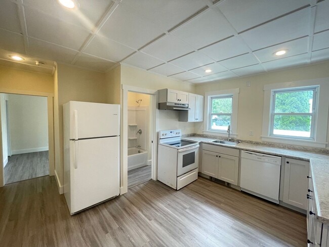 Building Photo - 144 Winter St Unit 2