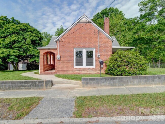 Photo - 720 S Main St