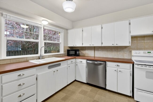 Building Photo - 3660 SE Tenino St