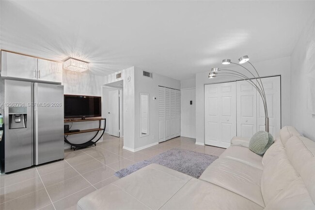Photo - 17021 N Bay Rd Unidad 425