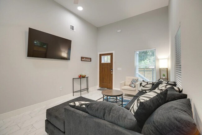 Photo - 3523 Bain St