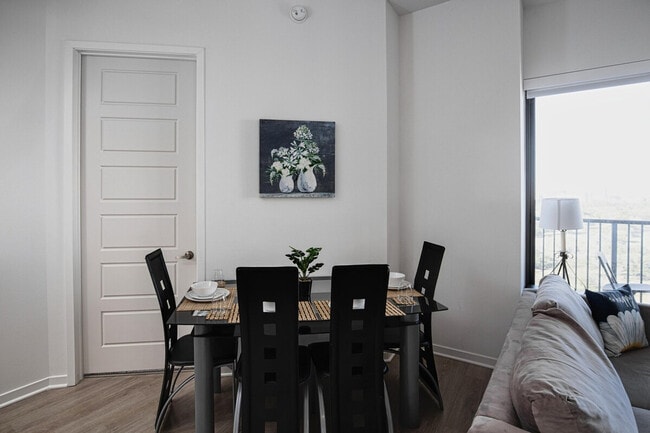 Photo - 6803 Staffordshire Crescent Unit ID1359156P