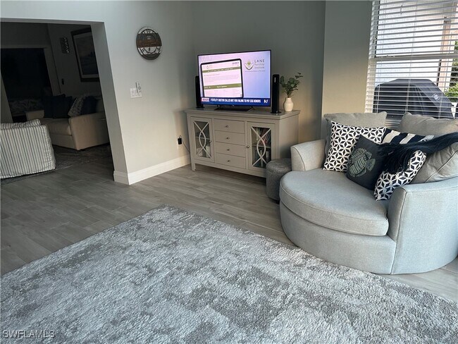 Photo - 421 Kings Way