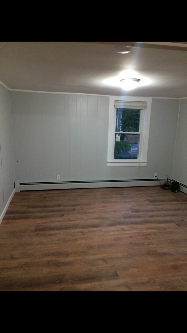 8 Thompson Ave Unit Apartment for rent Putnam, CT