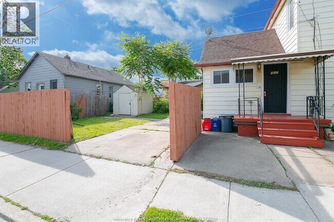 Photo - 402 Aylmer Ave