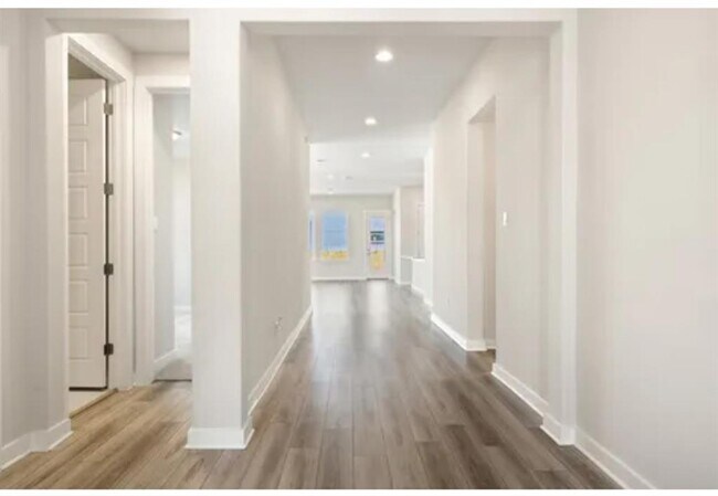 Photo - 1561 Sawmill Xing