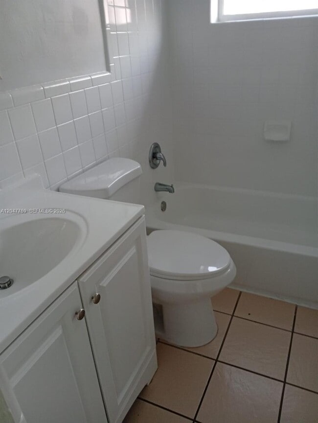 Building Photo - 1420 NE 171 St Unit 2