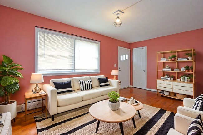 Building Photo - Charming 3-Bed 1.5-Bath Home Available in ...