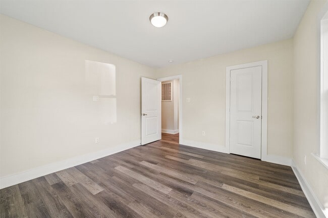 Building Photo - 1034 W 43rd St Rental