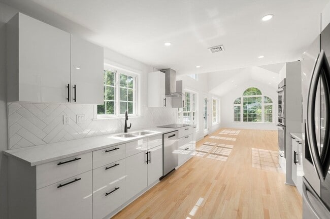 Photo - 576 Grove St