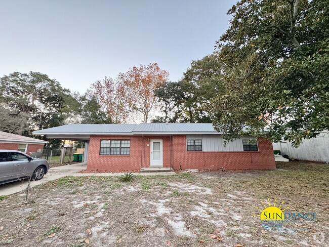 Building Photo - Bright and Spacious 4-Bedroom Home in Cent...