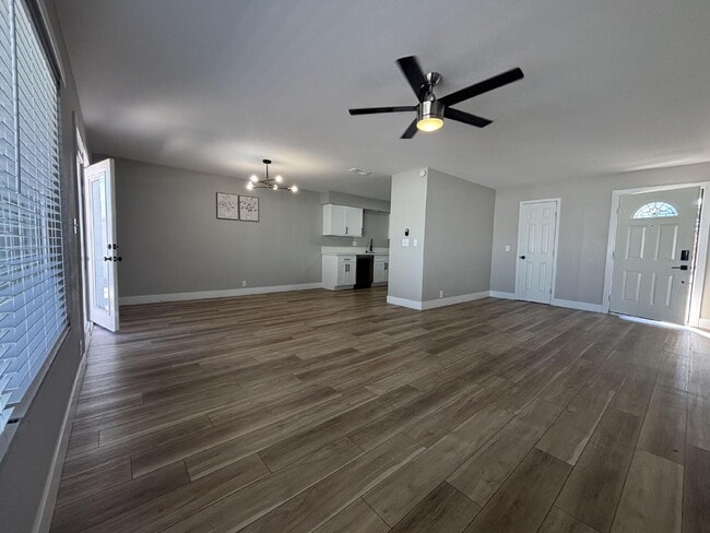 Building Photo - 3BR/2BA Single-Story — Minutes to Strip & Airport