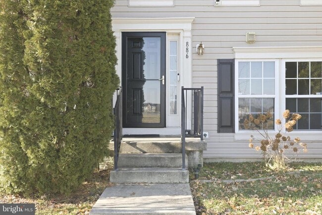 Building Photo - 886 Lowe Rd