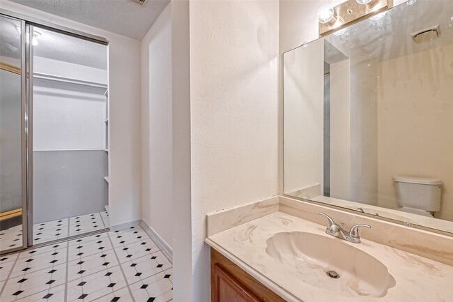 Building Photo - 2438 Hodges Bend Cir