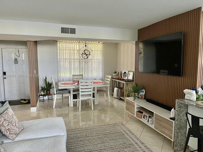 Photo - 3450 Blue Lake Dr Unidad 107
