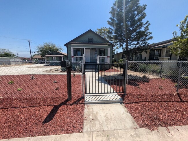 Photo - Bright & Clean 2 Bed | 1 Bath Home With a separate Den– 906 Sq. Ft. with Private Parking! Now Ava...