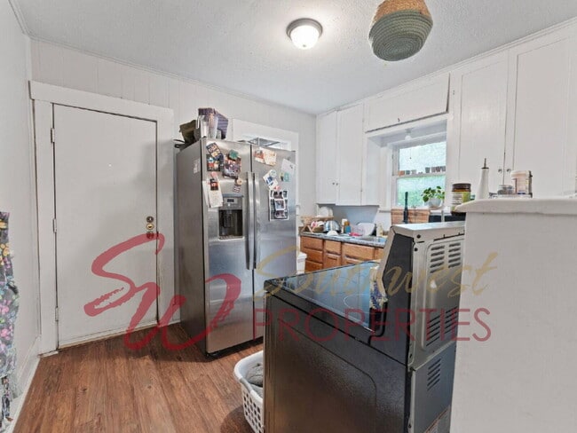 Photo - Cozy 2 bedroom on corner lot with privacy fenced backyard