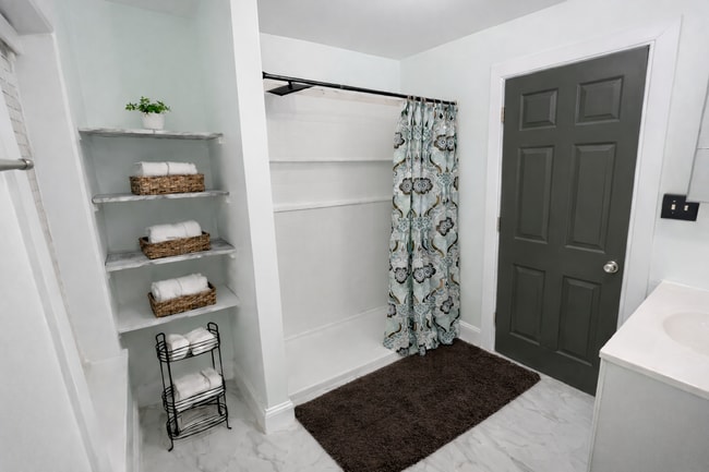 Photo - 816 1/2 W Lombard St