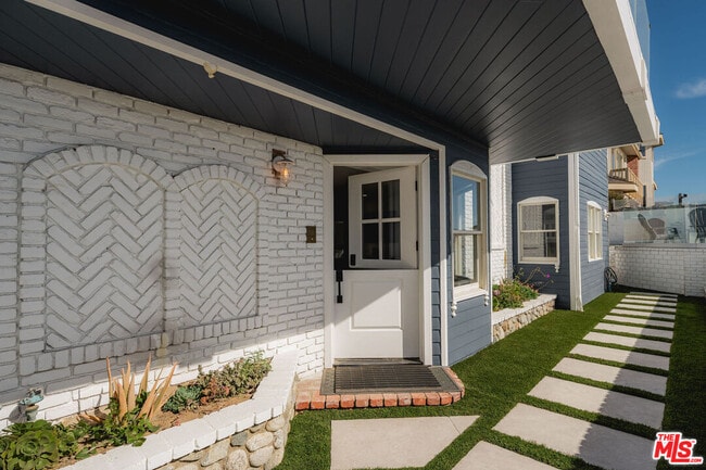 Photo - 1044 Waterbury Ln