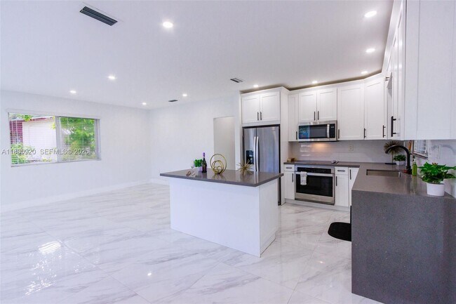 Photo - 320 NE 172nd St