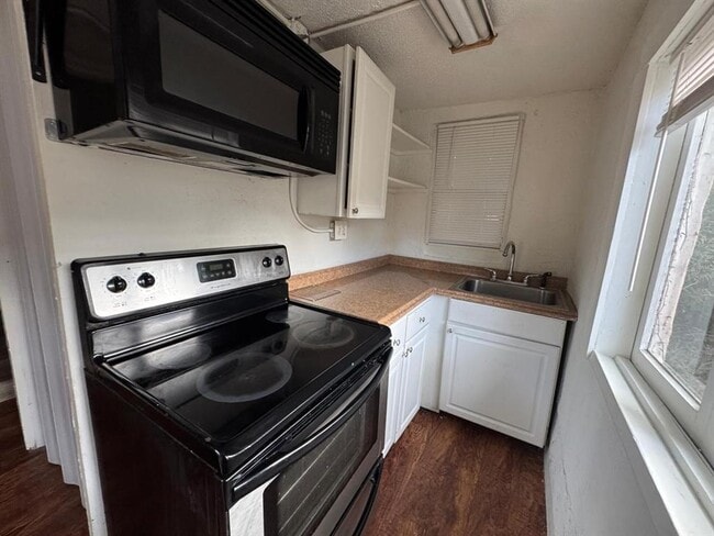 Building Photo - 728 Columbia St