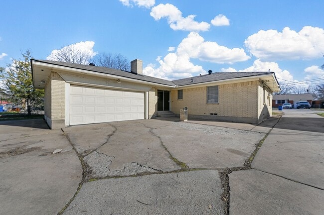 Photo - QUAINT  3 Bedroom, 2 bathroom House w Fireplace!!