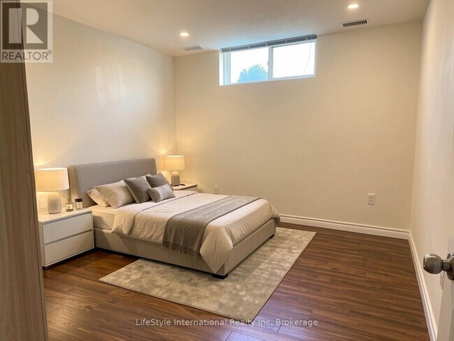 Photo - 114 Clairfields Dr W