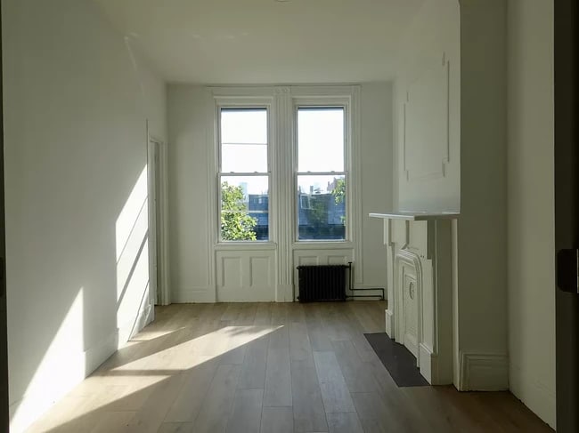 Building Photo - 652 Leonard St Unit Apartment 2