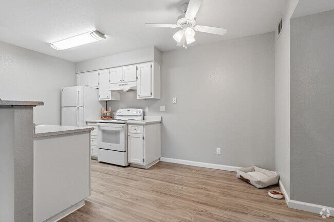2BR, 2BA - 927SF - Dining Room