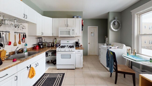 AWESOME Brighton 4 bed/2 bath with laundry... - AWESOME Brighton 4 bed/2 bath with laundry... Condo